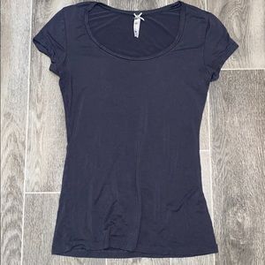 Dark grey t-shirt with cuffed sleeve